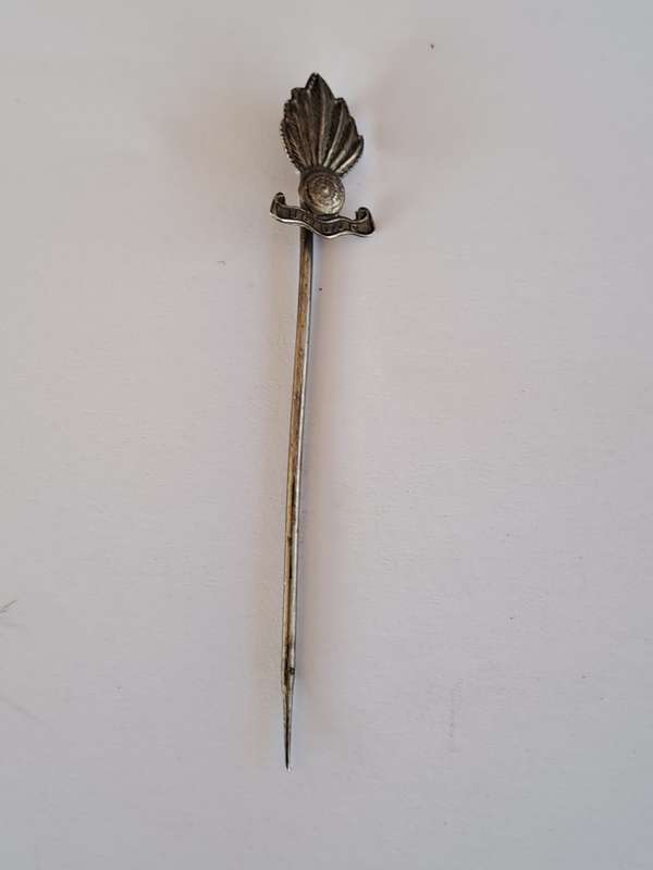 Royal Artillery UBIQUE Lapel Pin