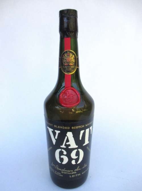 VINTAGE VAT69 WHISKEY BOTTLE STILL SEALED (BAR)