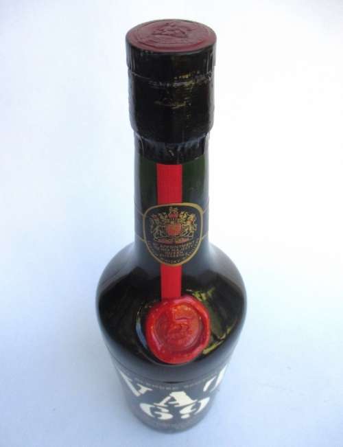 VINTAGE VAT69 WHISKEY BOTTLE STILL SEALED (BAR)