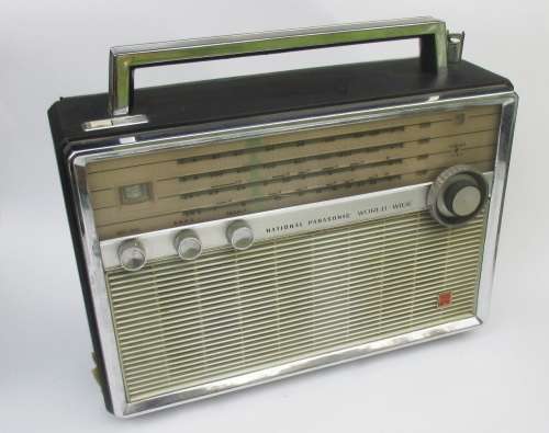 VINTAGE NATIONAL PANASONIC WORLD WIDE RADIO