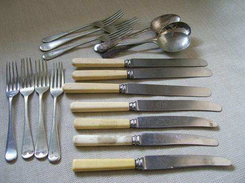 VINTAGE KNIFES, FORKS ANS SPOONS.