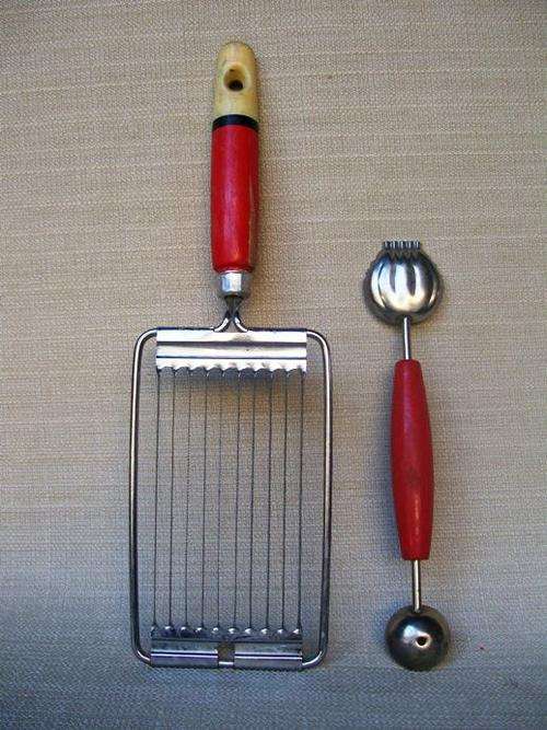 2 VINTAGE KITCHENALIA - TOMATO SLICER AND A MELON BALLER / BUTTER CURLER