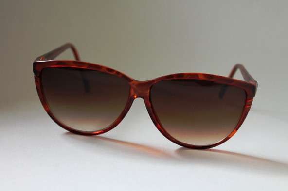 VINTAGE FAUX TORTOISE SHELL FRAME SUNGLASSES