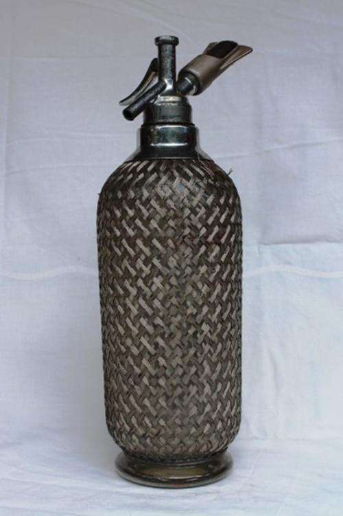 VINTAGE WIRE / MESH SODA WATER SYPHON