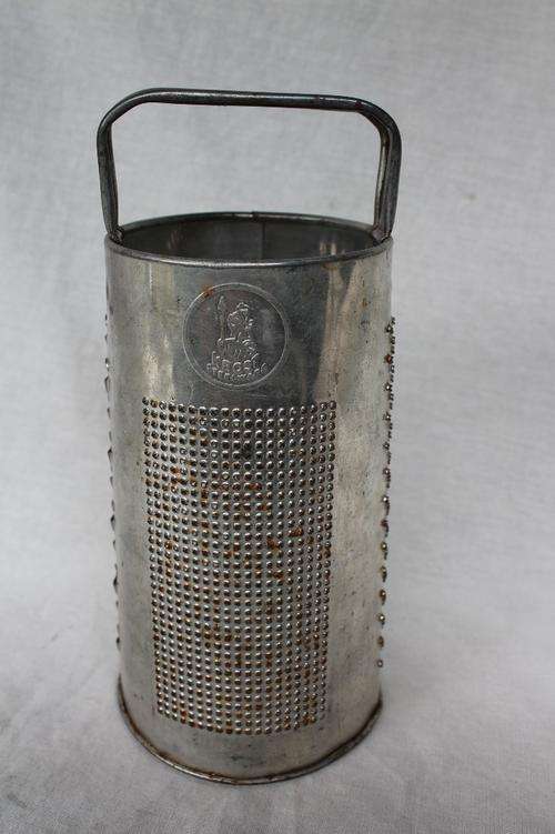 VINTAGE KROST GRATER