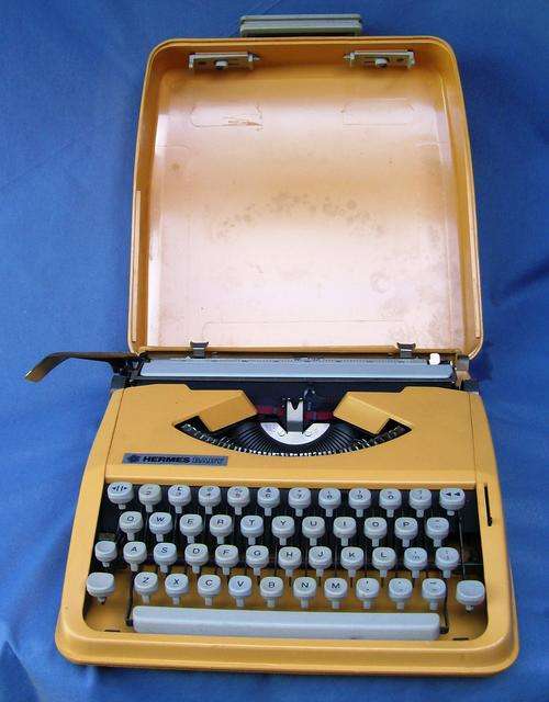 VINTAGE TYPING MACHINE