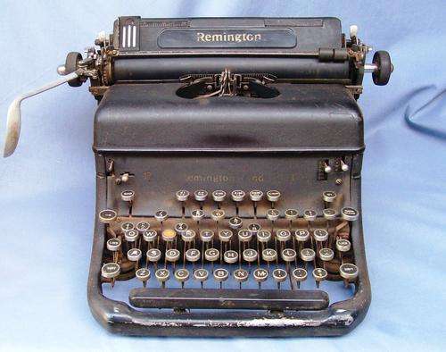 VINTAGE REMMINTON TYPING MACHINE