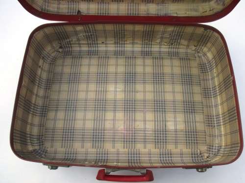 VINTAGE RED SUITECASE