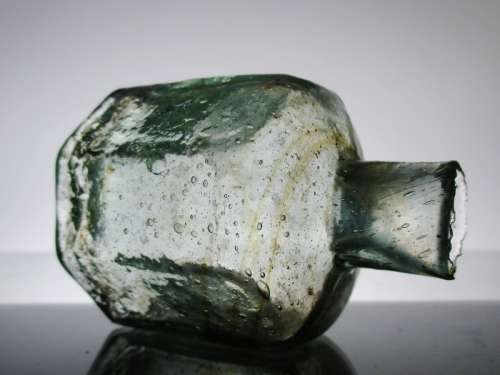 ANTIQUE OCTAGONAL INK WITH A LIGHT SWIRL