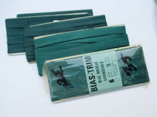 VINTAGE SEWING BIAS BINDING/LINT/ZIP LOT