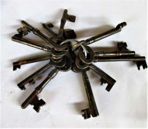 BUNCH OF ANTIQUE KEYS