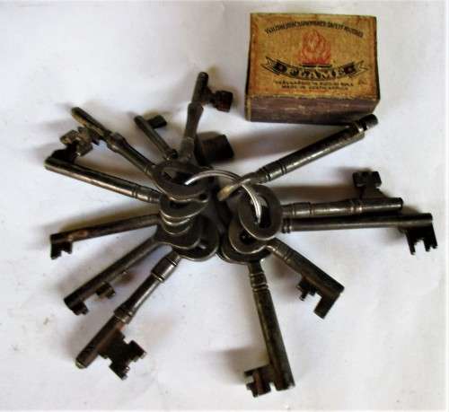 BUNCH OF ANTIQUE KEYS