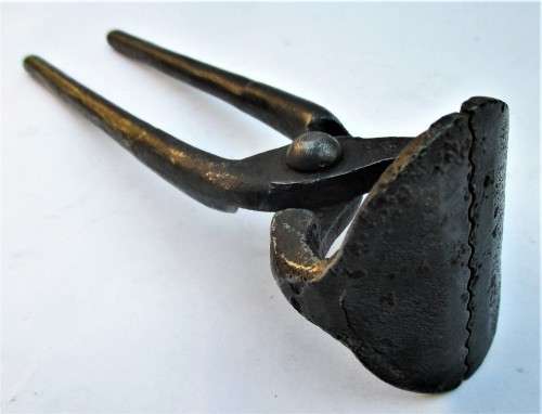 TONGS WITH TEETH