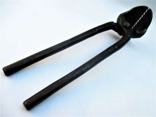 TONGS WITH TEETH