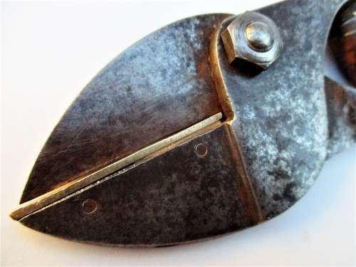 CUTTER WITH ONE BRASS SIDE