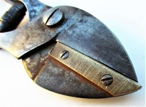 CUTTER WITH ONE BRASS SIDE