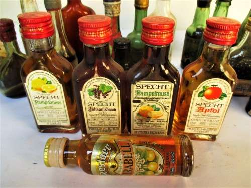 VINTAGE MINIATURE BOTTLE LOT (x25 bottles)