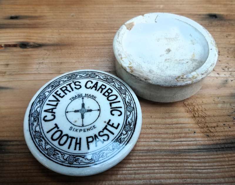 CALVERT`S CARBOLIC TOOTH PASTE POT LID