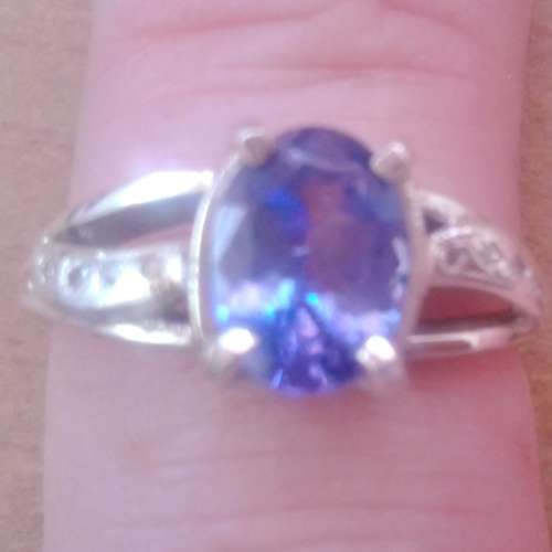 STUNNING AAA 1.22 CT EYE CLEAN NATURAL TANZANITE 9KT WITH WITH 0.01CT ACENT DIAMONDS