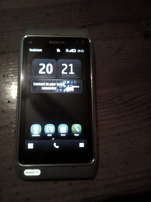 Silver Nokia N8 Excellent Condition + FREE accesories