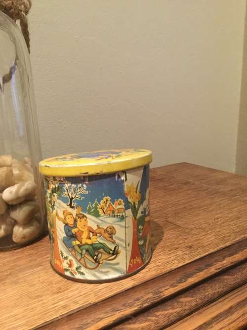 VINTAGE BLUE BIRD CONFECTIONERY TIN DEPICTING THE 4 SEASON