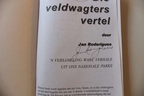 Die Veldwagters Vertel -Jan Rodriques -Geteken- n Bundel Spannende Ware Verhale Uit die Afrika Bos