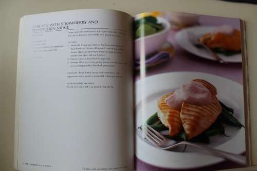 Diabetes: Eat and Enjoy : Over 250 Delicious Recipes - Christine Roberts