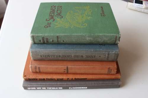 5 x P J Schoeman hardeband boeke goed vir lees