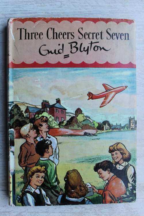Enid Blyton - Three cheers secret seven