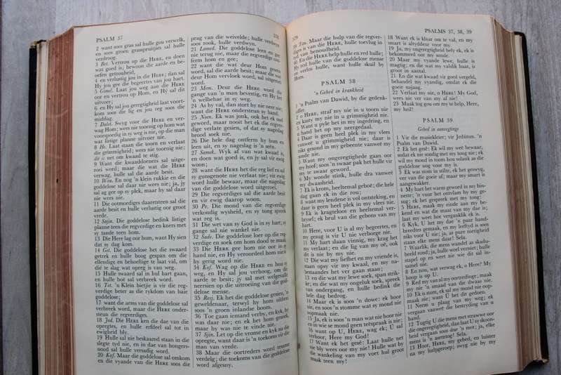 DIE AFRIKAANSE FAMILIEBYBEL - uitgegee in 1953 - GOEIE TOESTAND - BYBEL
