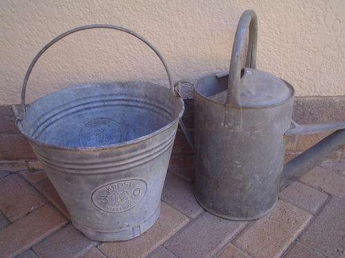 Blik emmer en gieter vir jou tuin