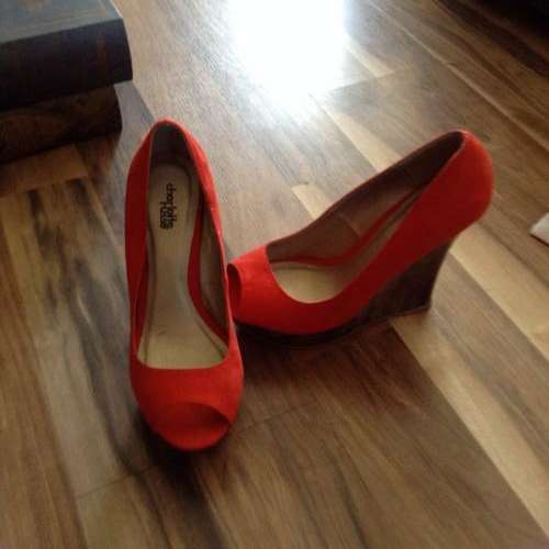 Red stunning wedges