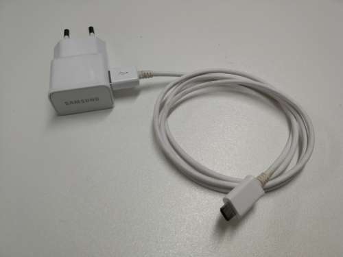 Samsung S4 with Charger. Absolutely beautiful condition!!