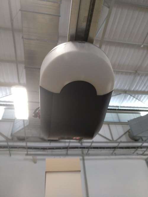 Garage door opener (1xMotor & 2xRemotes + 1x Backup Battery)