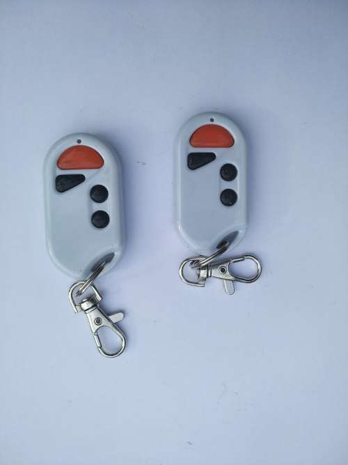 Garage door opener (1xMotor & 2xRemotes + 1x Backup Battery)