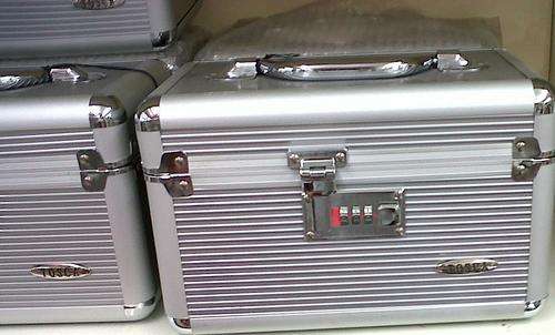 TOSCA  Travel Vanity in Silver Metal with lock