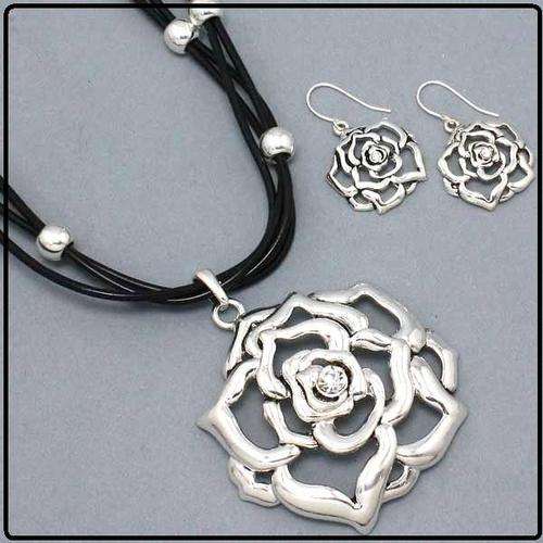UNIQUE NEW LISTING- ROSE PENDANT FASHION NECKLACE SET