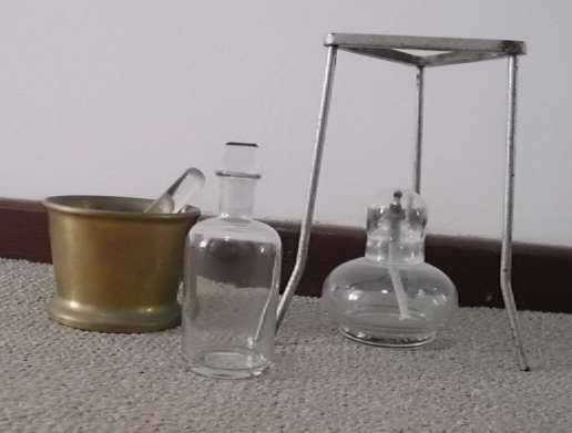 Lot of old scientific items
