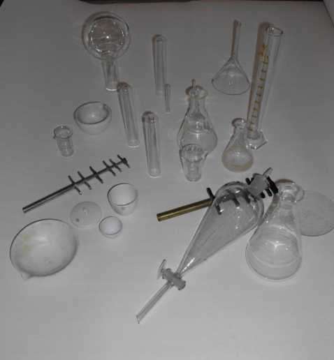 Lot of glass scientific items