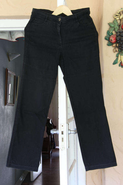 Black jeans size 35.