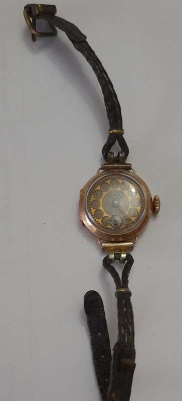 Antique LA MIMUTE ladies wrist watch in a gold case