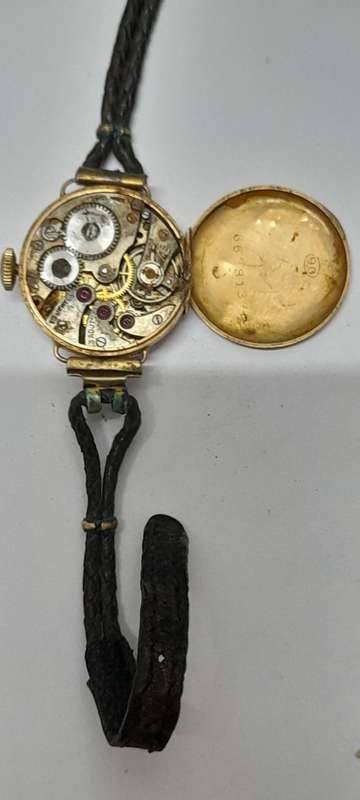 Antique LA MIMUTE ladies wrist watch in a gold case