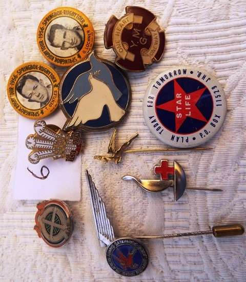 COLLECTABLE MIXED LOT OF BADGES