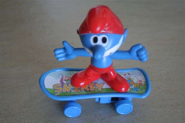 Smurf on scateboard 12cm
