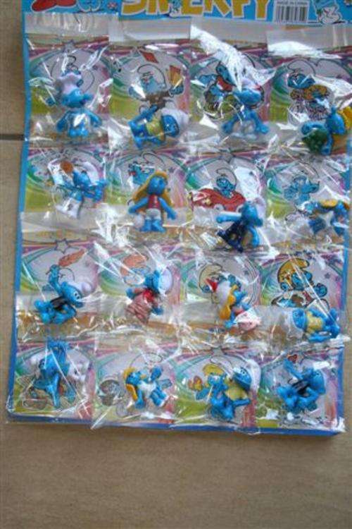 16 Individually packed Smurf 5 cm, perfect to use as caketoppers or party gifts