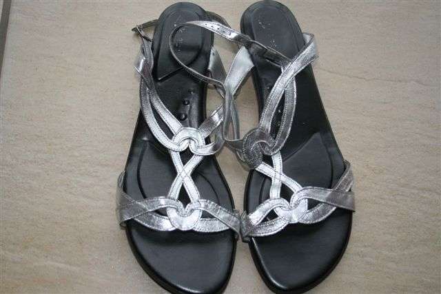 Ladies sandles shoes size 10, Froggies