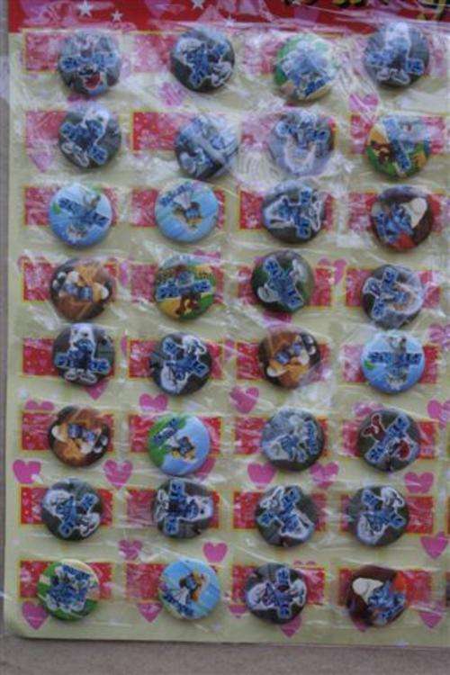 Smurf badge, perfect for kiddies party , 32 per packet (picture may differ)