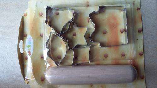 metal cookie cutter set and rolling pin was R50