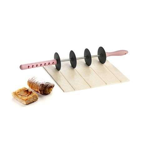Adjustable dough roller blade