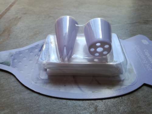 Piping bag with 2 nozzles and connector